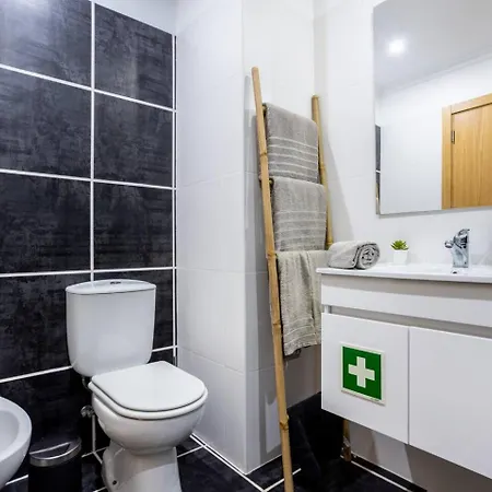 Luxury 5 Min With Balcony, Pool, Wifi, Ac, Smarttv * Portimão