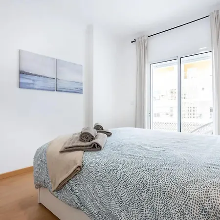 Luxury 5 Min With Balcony, Pool, Wifi, Ac, Smarttv Portimão