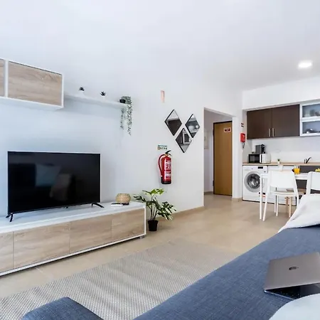 Luxury 5 Min With Balcony, Pool, Wifi, Ac, Smarttv شقة *