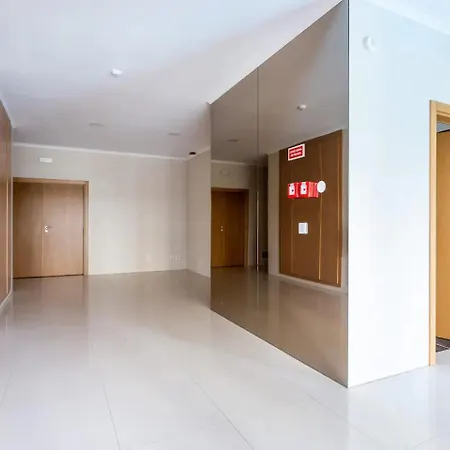 شقة Luxury 5 Min With Balcony, Pool, Wifi, Ac, Smarttv