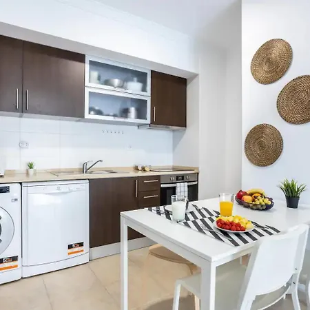 شقة Luxury 5 Min With Balcony, Pool, Wifi, Ac, Smarttv *