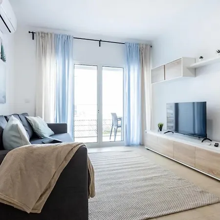 شقة Luxury 5 Min With Balcony, Pool, Wifi, Ac, Smarttv