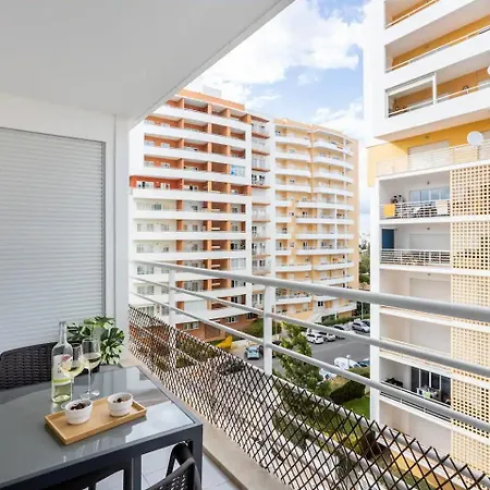 Luxury 5 Min With Balcony, Pool, Wifi, Ac, Smarttv شقة بورتيماو